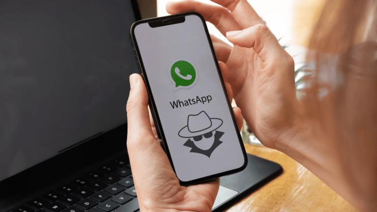 Applications to read someone else's WhatsApp conversations
